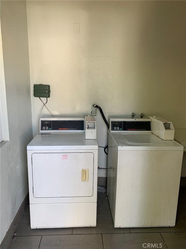 common laundry area with baseboards and washing machine and clothes dryer