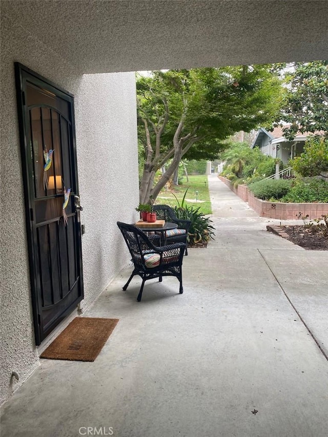 property entrance featuring stucco siding