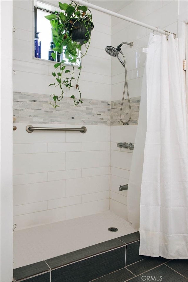 bathroom featuring tiled shower