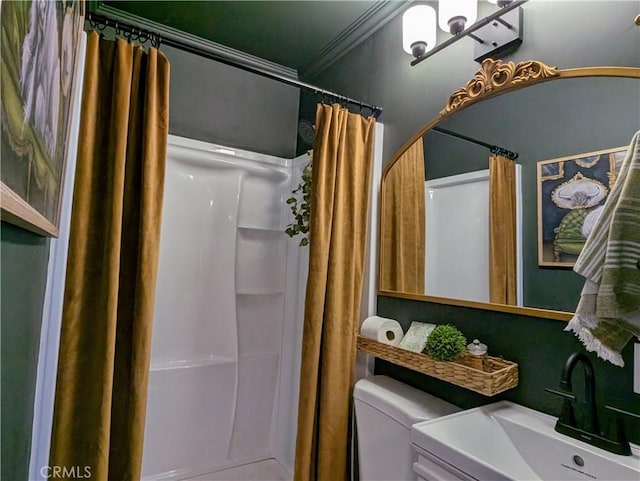 full bathroom with curtained shower, a sink, toilet, and crown molding