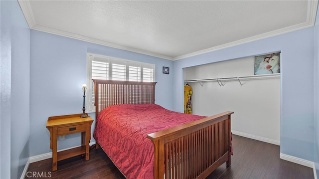 bedroom with crown molding, a textured ceiling, baseboards, and wood finished floors