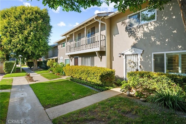 view of home's community featuring a lawn