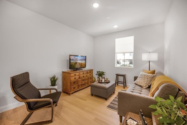 sitting room featuring light wood finished floors, recessed lighting, and baseboards