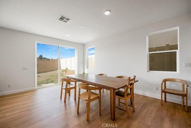 dining room featuring light wood-style floors, recessed lighting, visible vents, and baseboards