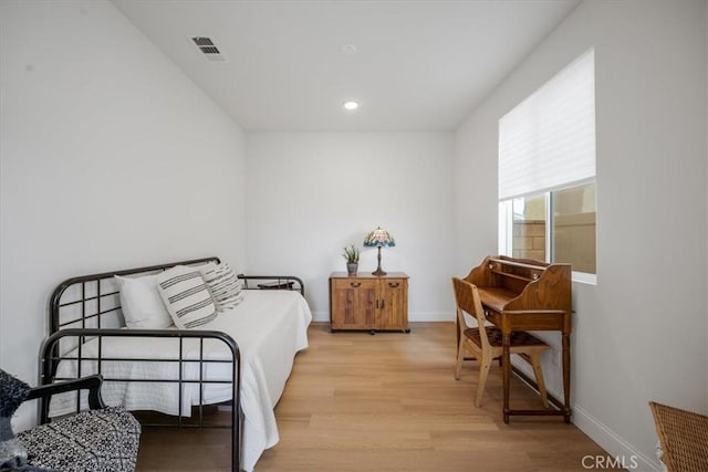 bedroom featuring light wood-style floors, recessed lighting, visible vents, and baseboards