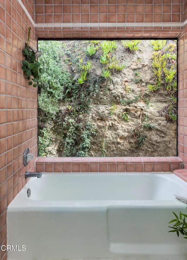 1868 Kaweah Dr, Pasadena, CA 91105 - bathroom with a tub to relax in