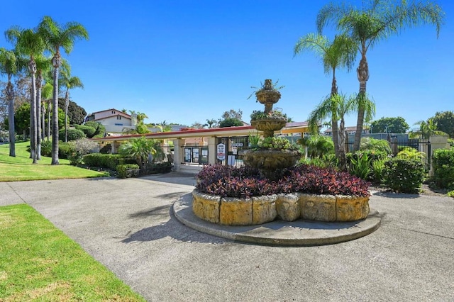 view of front of home featuring a front yard and fence