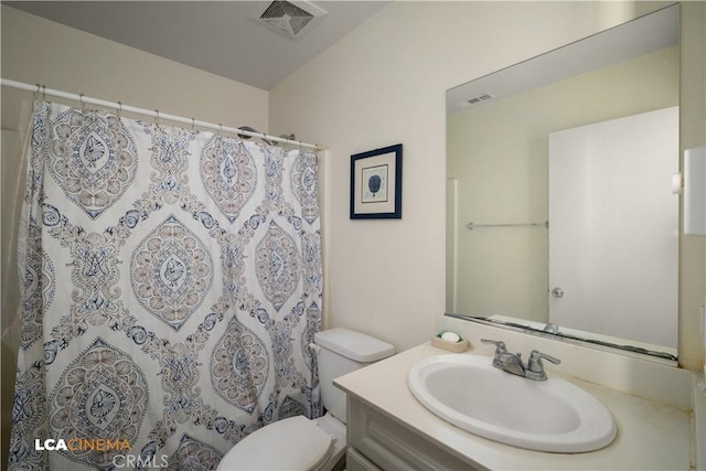 full bathroom featuring visible vents, vanity, toilet, and a shower with curtain