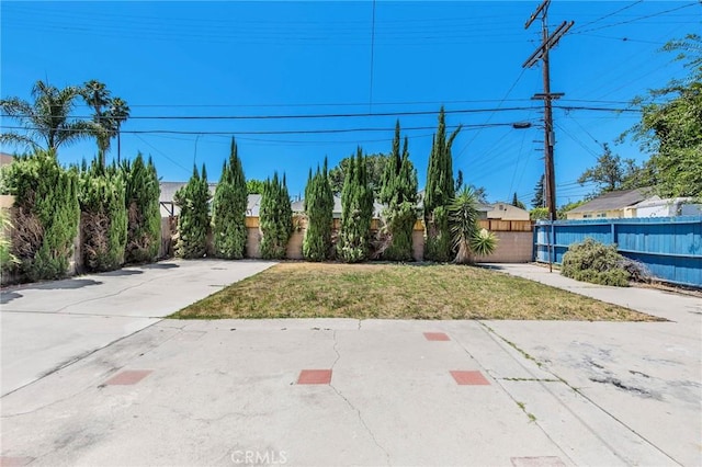 view of yard featuring fence