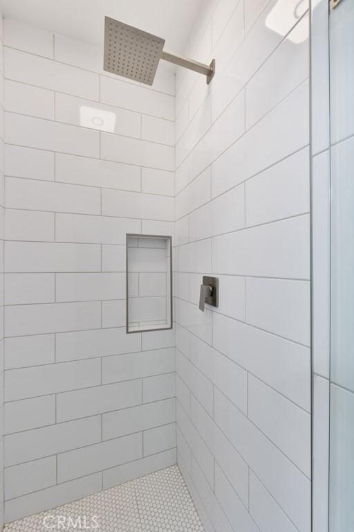 full bath featuring tiled shower