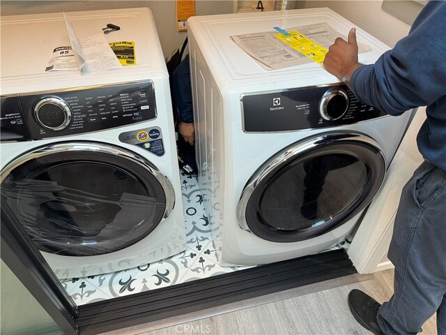 washroom featuring washer and clothes dryer