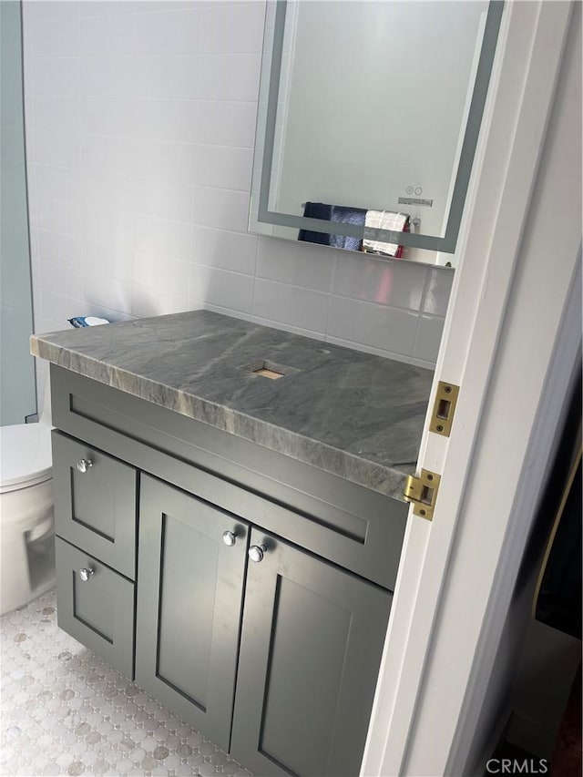 bathroom with vanity and decorative backsplash
