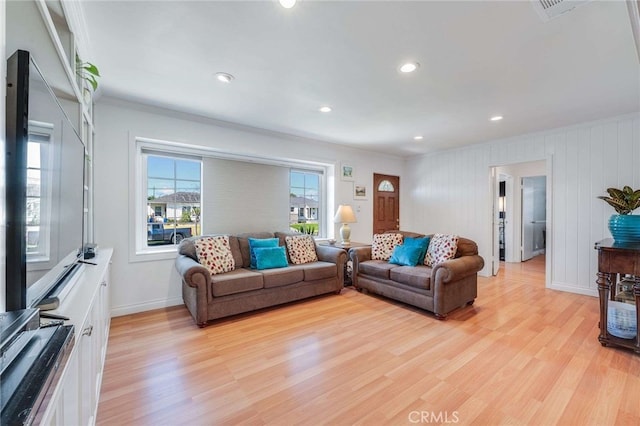 living area featuring light wood finished floors, baseboards, and recessed lighting