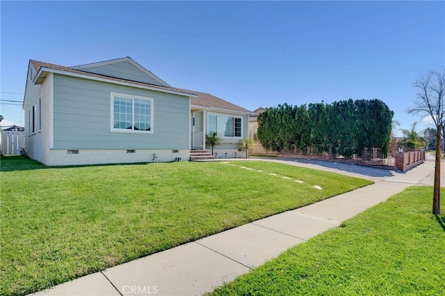 view of front of property featuring crawl space, a front yard, and fence