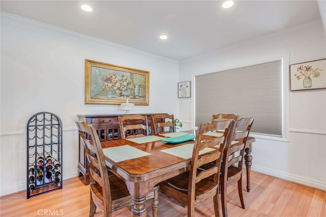 dining area with light wood-style floors, recessed lighting, and crown molding