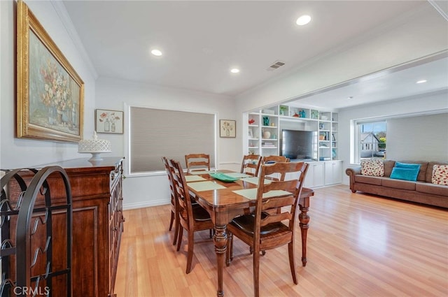 dining area featuring recessed lighting, visible vents, light wood-style floors, ornamental molding, and baseboards