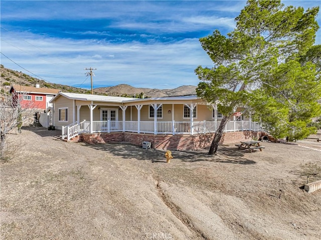 ranch-style house featuring covered porch