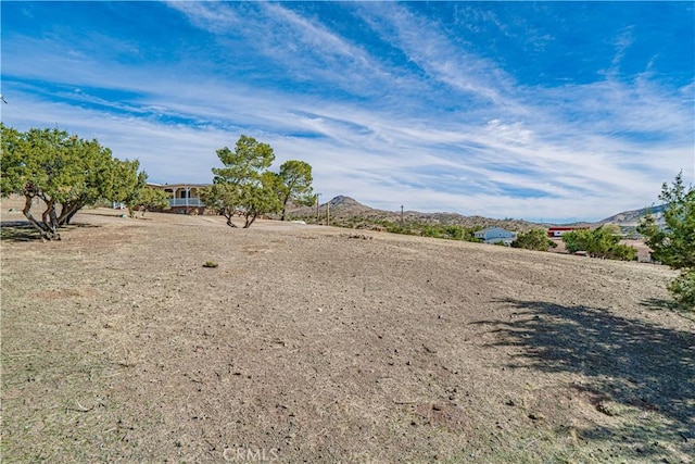 view of yard with a mountain view