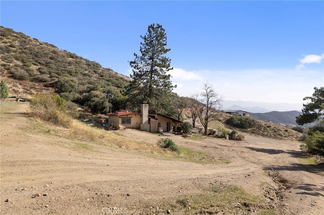 view of yard featuring a mountain view