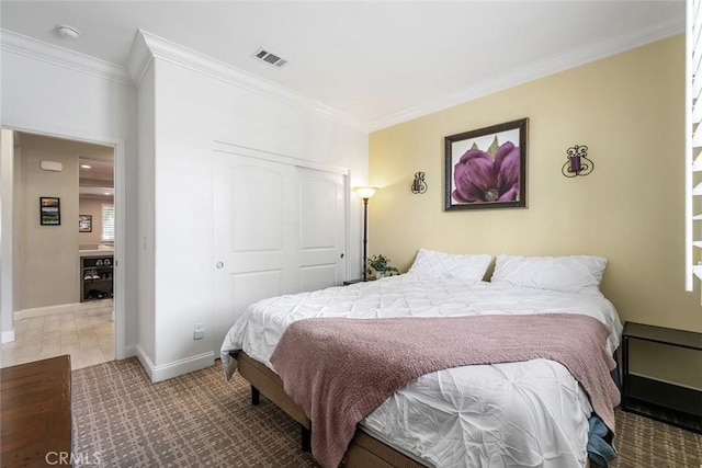 bedroom featuring baseboards, crown molding, visible vents, and a closet