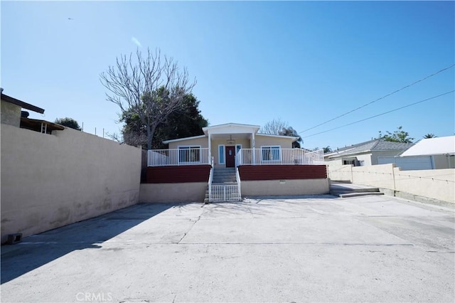 view of front facade with fence private yard