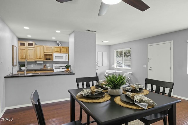 dining area featuring ceiling fan, recessed lighting, dark wood-type flooring, visible vents, and baseboards