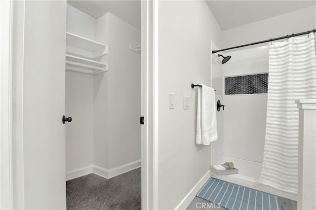 full bathroom with curtained shower and baseboards