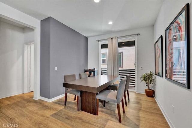 dining area with light wood-style floors, recessed lighting, and baseboards