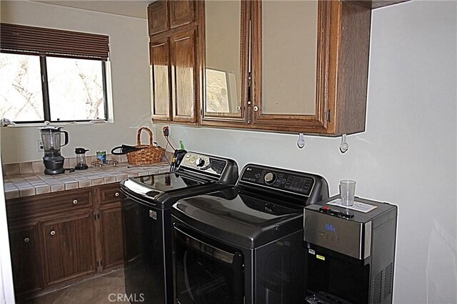 laundry area featuring cabinet space and independent washer and dryer