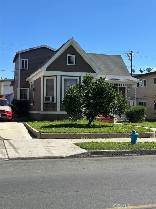 view of front of home featuring a front lawn