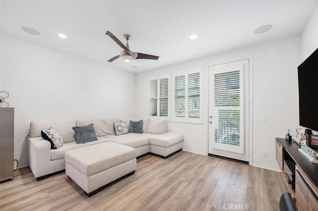 living area featuring light wood-style flooring, baseboards, a ceiling fan, and recessed lighting