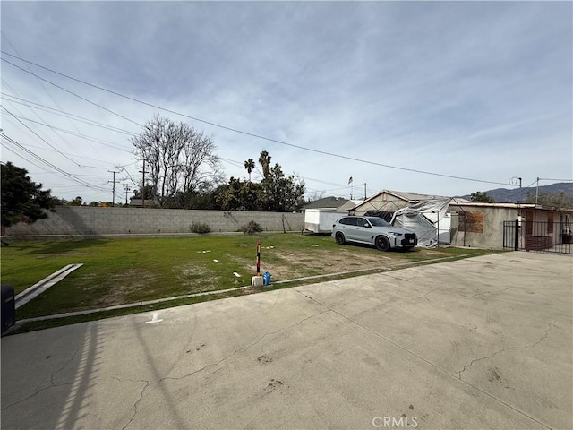 view of front facade with a front yard and fence