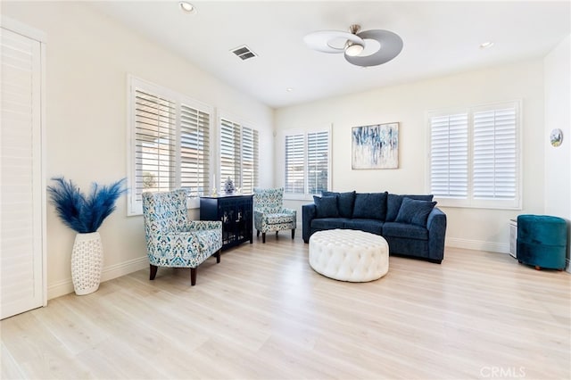 living area featuring baseboards, visible vents, wood finished floors, and recessed lighting