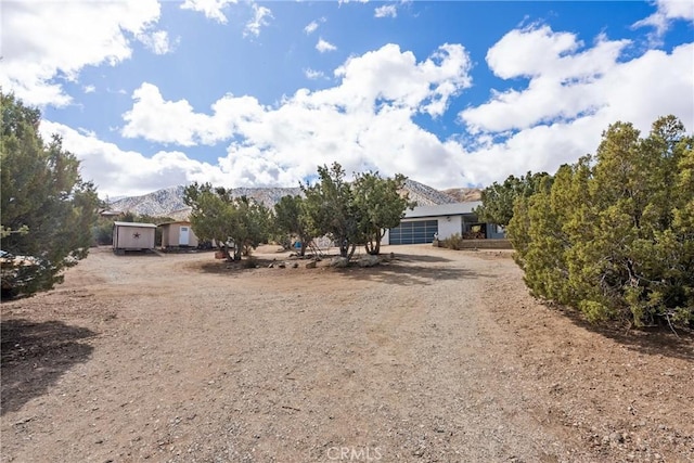 view of front of home featuring dirt driveway