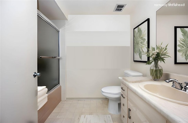 660 Avenida Sevilla Unit P, Laguna Woods, CA 92637 - full bath with vanity and shower / bath combination with glass door