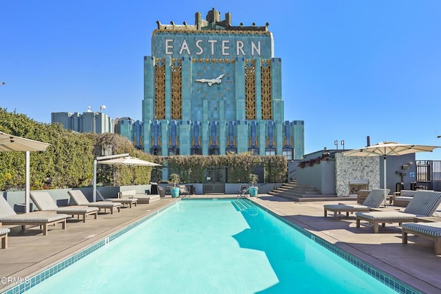 849 S Broadway Unit M11, Los Angeles, CA 90014 - community pool with a patio area