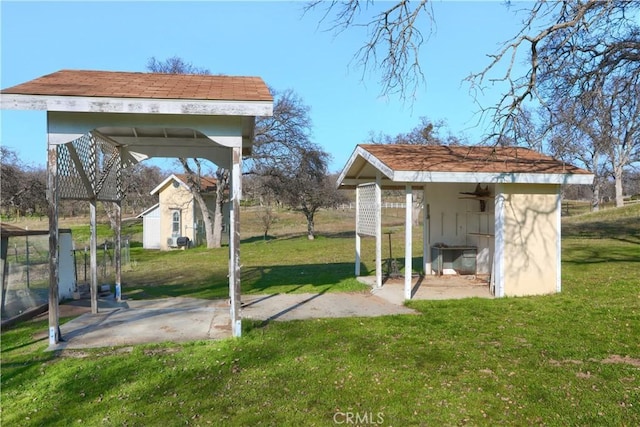 view of yard featuring an outbuilding