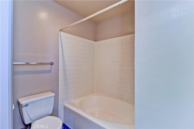 bathroom featuring toilet and shower / washtub combination