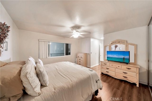 bedroom featuring dark wood-type flooring and a ceiling fan