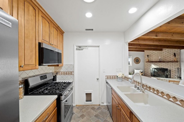 kitchen featuring visible vents, appliances with stainless steel finishes, tasteful backsplash, and light countertops