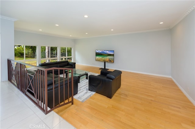 living area with light wood-style floors, recessed lighting, crown molding, and baseboards