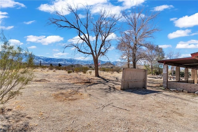 view of yard with a mountain view