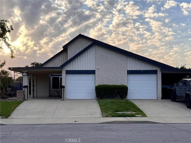 view of front facade featuring driveway and an attached garage