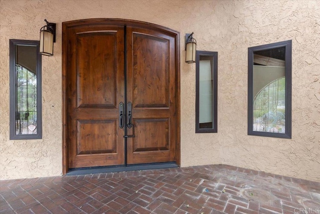 view of exterior entry with stucco siding