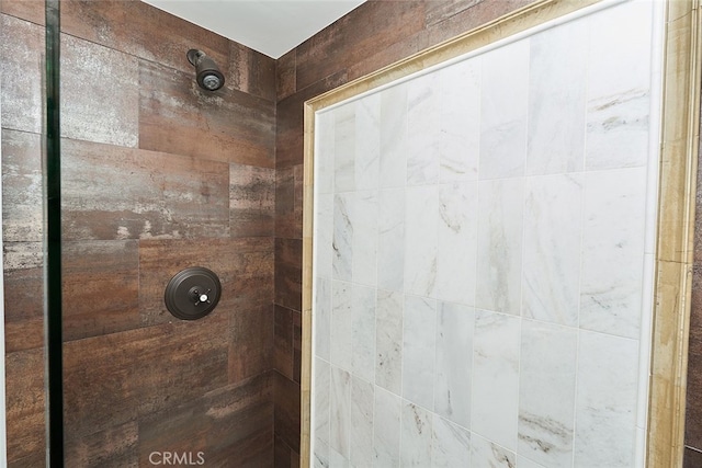 full bathroom featuring tiled shower