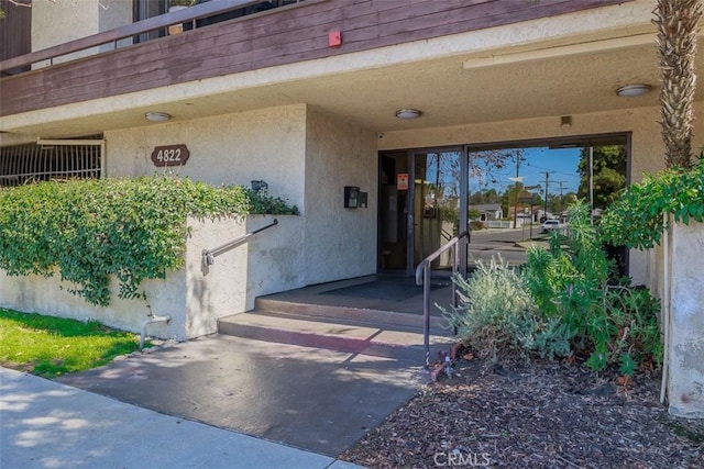 property entrance featuring stucco siding