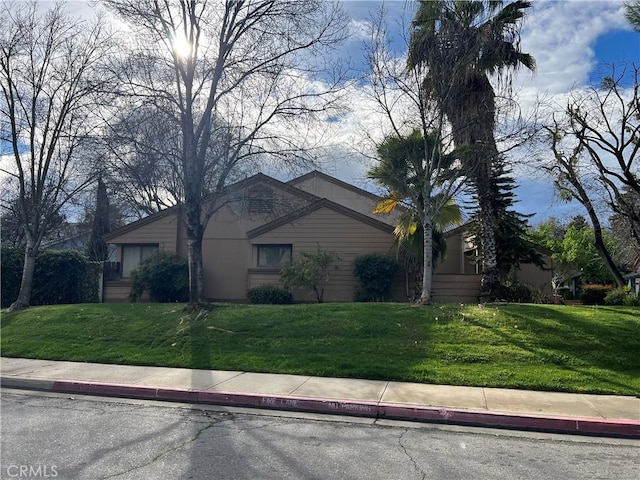 view of front of house featuring a front lawn