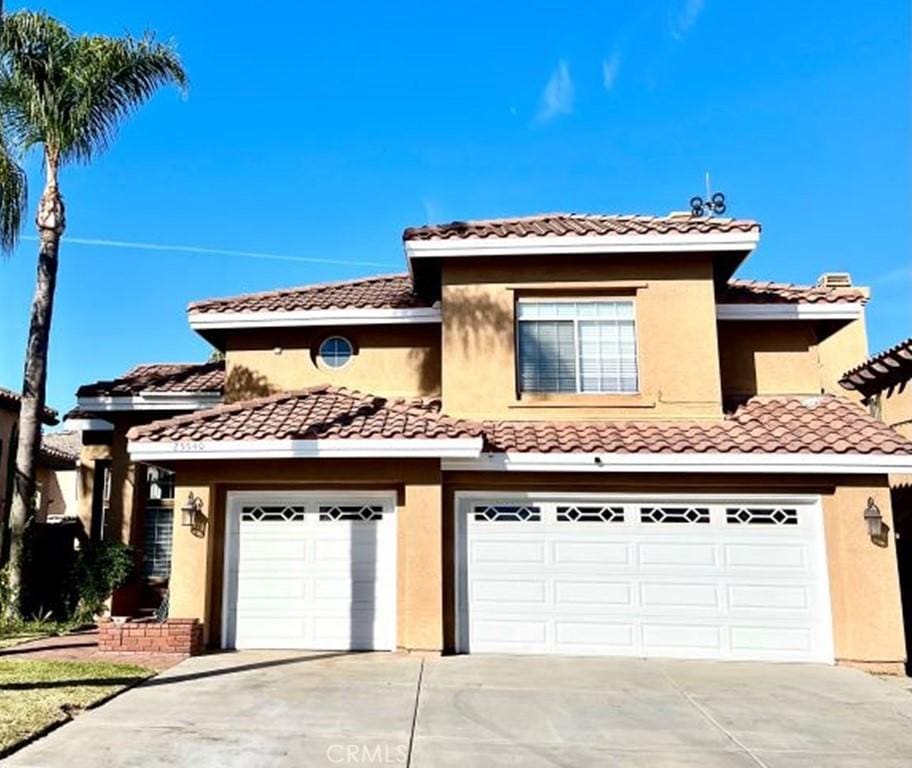 view of front of house featuring stucco siding and driveway