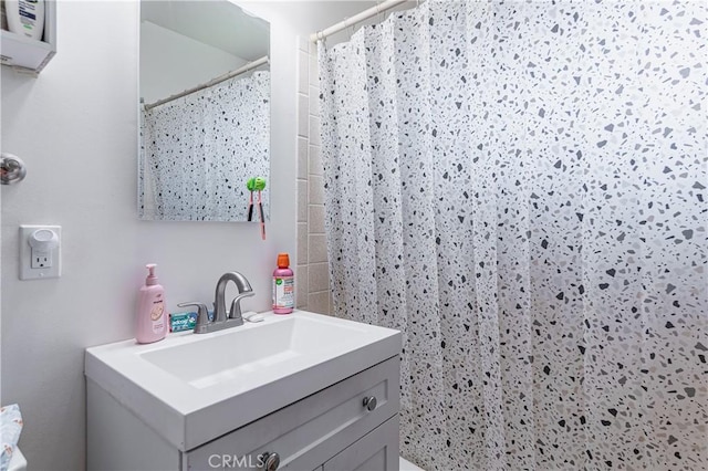 full bath featuring vanity and a shower with shower curtain