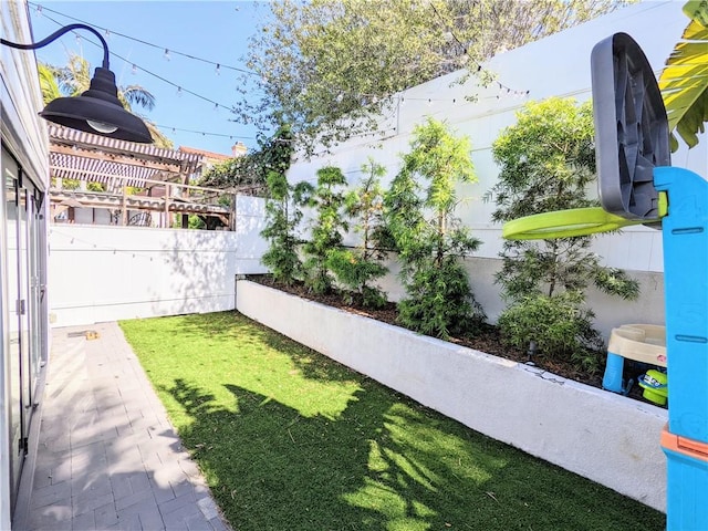 view of yard featuring fence